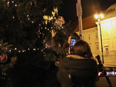 /aktualnosti/2023/Vijesti/Kako je i zašto započelo predbožićno kićenje bora ispred zagrebačke katedrale (1).jpg
