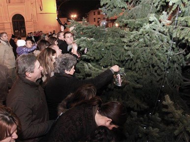 /aktualnosti/2023/Vijesti/Kako je i zašto započelo predbožićno kićenje bora ispred zagrebačke katedrale (6).jpg