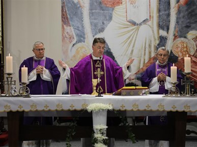 /aktualnosti/2025/12/Slavljena misa za pokojne katedralne služitelje (9).jpg